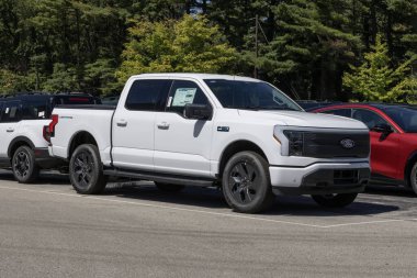 Indianapolis - 1 Eylül 2024: Ford F-150 Lightning FLASH EV ekran. Ford, BlueCruise, SYNC 4A ve genişletilmiş menzil pilli F150 Lightning FLASH sunar..