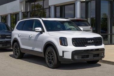 Indianapolis - 1 Eylül 2024: Kia Telluride SX-Prestige X-Line sergisi. Kia, Telluride 'a 3.8L Doğrudan Enjeksiyon V6 motoru sunar. MY:2024