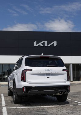 Indianapolis - 1 Eylül 2024: Kia Telluride SX-Prestige X-Line sergisi. Kia, Telluride 'a 3.8L Doğrudan Enjeksiyon V6 motoru sunar. MY:2024
