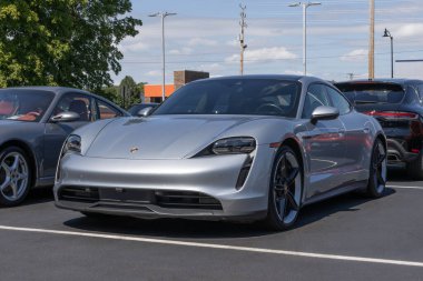 Indianapolis - 1 Eylül 2024: Porsche Taycan EV ekranı. Porsche, Taycan 'a 192 ila 201 mil uzunluğunda bir golf sahası sunuyor. Benim: 2020