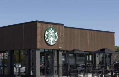 Indianapolis - 1 Eylül 2024 Starbucks kahve evi zinciri. Starbucks 'ın 80' den fazla ülkede kahve mekanları var..