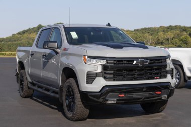 West Harrison - 5 Eylül 2024 Chevrolet Silverado 1500 Tayfa LT Trailboss 4WD sergisi. Chevy, 5.3L EcoTec3 V8 motorlu Silverado sunar. MY:2024