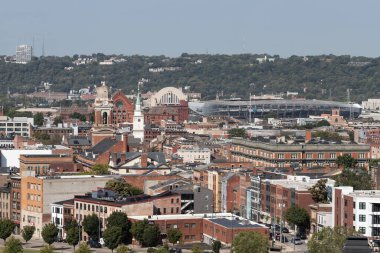 Cincinnati - 5 Eylül 2024: Cincinnati West End ve TQL Stadyumu, Union Terminal ve Old St. Mary Kilisesi de dahil olmak üzere Rhine bölgeleri.