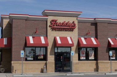 Carmel - 12 Eylül 2024 Freddy 'nin Donmuş Krema ve Biftek Restoranı. Freddy 's Orta Batı' da popülerdir..