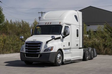 Indianapolis - 12 Eylül 2024: Kullanılmış Freightliner büyük kamyon satışı. Fiyatlandırma endişesiyle, Freightliner talebi karşılamak için kontörlü tırları satıyor..
