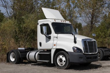 Indianapolis - 12 Eylül 2024: Kullanılmış Freightliner büyük kamyon satışı. Fiyatlandırma endişesiyle, Freightliner talebi karşılamak için kontörlü tırları satıyor..