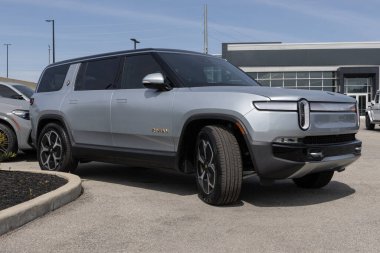 Indianapolis - 12 Eylül 2024: Rivian R1S Adventure SUV bir galeride sergileniyor. Rivian, R1S 'ye 315 ile 400 mil arasında bir mesafe sunuyor. MY:2024