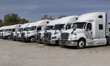 Indianapolis - 12 Eylül 2024: Kullanılmış Freightliner ve Navistar International büyük kamyon satışı. Prefabrik kamyonlar çok rağbet görüyor.