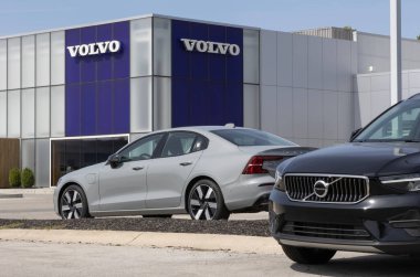 Indianapolis - 12 Eylül 2024: Volvo XC40 ve S60 PHEV 'i bir galeride yeniden şarj etti. Volvo petrol, gaz, EV ve PHEV araçları sunuyor.