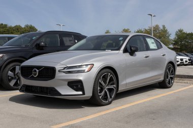 Indianapolis - 12 Eylül 2024: Volvo S60 AWD Plus ekran. Volvo S60 'a 2.0L Turbo Direct Enjeksiyon 4 silindirli hafif hibrit motor sunar. MY:2024