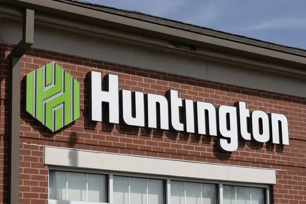 stock image Zionsville - September 12, 2024: Huntington National Bank branch. Huntington Bancshares operates banking offices primarily in the Midwest.