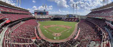 Cincinnati - 5 Eylül 2024: Cincinnati Kızılları 'nın evi Büyük Amerikan Top Parkı Panoraması. GABP 2003 yılında Riverfront Stadyumu / Cinergy Field 'ın yerini aldı.