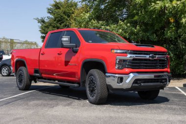 Plainfield - 15 Eylül 2024 Chevrolet Silverado 2500 mürettebat taksisi. Chevy, 6.6L DuraMax Turbo-Diesel V8 motorlu Silverado 2500 'ü sunar. MY:2024