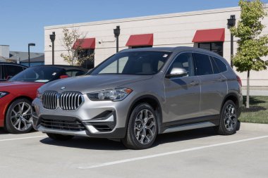 Lafayette - 2 Ekim 2024: Kullanılmış BMW X1 xDrive28i. Fiyatlandırma endişeleriyle, BMW talebi karşılamak için kontörlü araba alıp satıyor. MY:2021