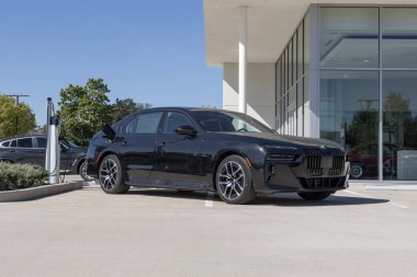 Lafayette - 2 Ekim 2024: BMW i7 xDrive60 Sedan ekran. BMW i7 'yi İkili Elektrik Motorları ve 311 Mil Sürüş Poligonu ile sunar. MY:2024