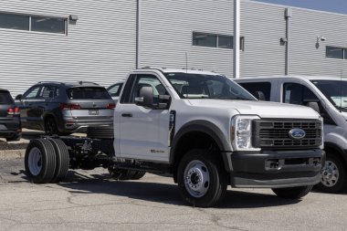 Lafayette - 2 Ekim 2024: Ford F-600 Normal Chassis Cab DRW ekran. Ford 475HP 6.7L Turbo-Diesel motorlu F600 'ü sunar. MY:2024