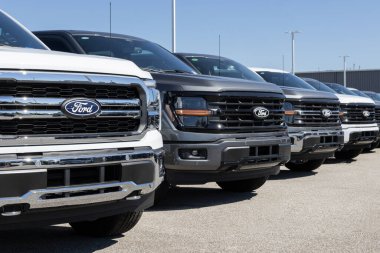 Lafayette - 2 Ekim 2024: Ford F-150 4X4 SuperCrew bir galeride. Ford F150 XLT, Lariat, King Ranch ve Limited modellerinde mevcuttur..
