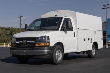 West Harrison - 22 Eylül 2024 Knapheide KUV servis gövdesiyle Chevrolet Express 3500 Cutaway. Chevy, 6.6L V8 motorlu Express 3500 'ü sunar. MY:2024