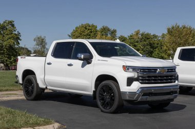 Lafayette - 2 Ekim 2024: Chevrolet Silverado 1500 Ekip Taksisi LTZ 4WD ekran. Chevy, 5.3L EcoTec3 V8 motorlu Silverado 1500 vermektedir. MY:2024