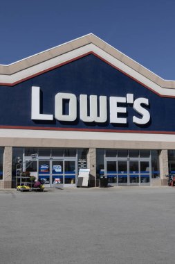 Lafayette - 2 Ekim 2024 Lowe 'un Ev Geliştirme Deposu. Lowe 's ABD genelinde perakende ev geliştirme ve teçhizat mağazaları işletiyor..