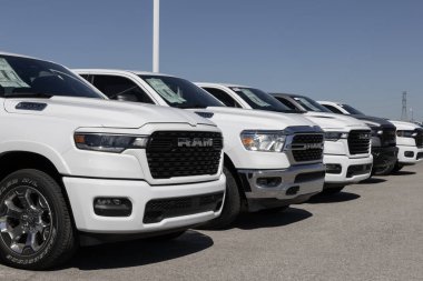 Lafayette - 2 Ekim 2024: Ram 1500 sergisi bir galeride. Ram, Rebel, Laramie, Big Horn ve Tradesman modellerinde 1500 teklif ediyor..