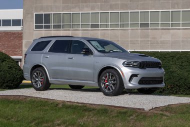 Kokomo - 6 Ekim 2024 Dodge Durango RT çekici ve git Stellantis şanzıman tesisinde. Dodge, Durango 'ya 5.7L HEMI motoru sunuyor. MY:2024