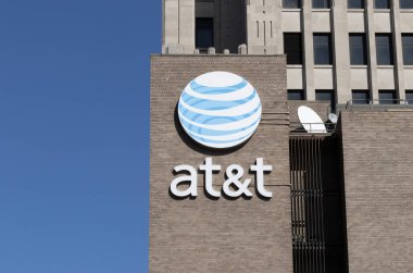 Cleveland - 18 Ekim 2024: AT & T Huron Road Building şehir merkezinde. AT & T ses, veri, hücresel, mobil, fiber optik, TV ve IP tabanlı ürünler sunar.