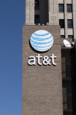 Cleveland - 18 Ekim 2024: AT & T Huron Road Building şehir merkezinde. AT & T ses, veri, hücresel, mobil, fiber optik, TV ve IP tabanlı ürünler sunar.