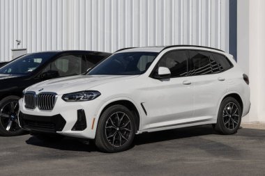 Indianapolis - 20 Ekim 2024: BMW X3 xDrive30i bir galeride sergileniyor. BMW X3 xDrive30i 'ye 2.0L TwinPower Turbo 4 silindirli motor sunar. MY:2024