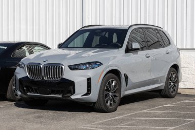 Indianapolis - 20 Ekim 2024: BMW X5 xDrive40i bir galeride sergileniyor. BMW X5 xDrive40i 'ye 3.0L 6 silindirli Turboşarjlı motor sunar. MY:2025