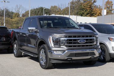 Indianapolis - 20 Ekim 2024: kullanılmış Ford F-150 Lariat sergisi. Fiyatlandırma endişeleriyle Ford, talebi karşılamak için kontörlü kamyonları alıp satıyor. MY:2021