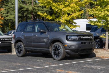 Indianapolis - 20 Ekim 2024: Ford Bronco Spor Dış Kıyıları bir galeride sergileniyor. Ford Bronco 'ya 1.5L EcoBoost 4 silindirli motor sunar. MY:2024