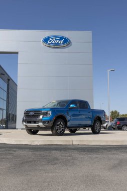 Kokomo - 20 Ekim 2024: Ford Ranger Supercrew 4X4 Lariat bir galeride sergileniyor. Ford, Ranger 'a 2.3L EcoBoost motoru sunuyor. MY:2024