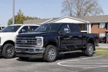 Kokomo - 20 Ekim 2024: Ford F-250 SD SRW 4X4 Ekip Taksisi Lariat. Ford F250 'ye 6.7L Power Stroke V8 Diesel motor sunar. MY:2024