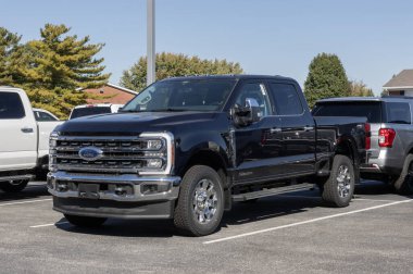 Kokomo - 20 Ekim 2024: Ford F-250 SD SRW 4X4 Ekip Taksisi Lariat. Ford F250 'ye 6.7L Power Stroke V8 Diesel motor sunar. MY:2024