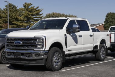 Kokomo - 20 Ekim 2024: Ford F-250 SD SRW 4X4 Ekip Taksisi Lariat. Ford F250 'ye 6.7L Power Stroke V8 Diesel motor sunar. MY:2024