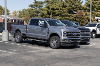 Kokomo - 20 Ekim 2024: Ford F-250 SD SRW 4X4 Ekip Taksisi Lariat. Ford F250 'ye 6.7L Power Stroke V8 Diesel motor sunar. MY:2024