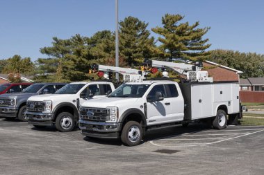 Kokomo - 20 Ekim 2024: Ford F-550 Chassis Ekibi 4X2 with Stellar 8621 Hidrolik Servis vinci ve Knapheide Alüminyum Elektrik Servisi.