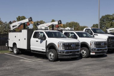 Kokomo - 20 Ekim 2024: Ford F-550 Chassis Ekibi 4X2 with Stellar 8621 Hidrolik Servis vinci ve Knapheide Alüminyum Elektrik Servisi.