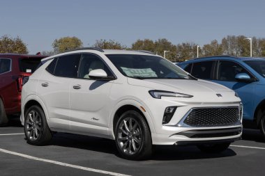 Kokomo - 20 Ekim 2024: Buick Encore GX Avenir AWD bir galeride sergileniyor. Buick, Encore 'a 1,3L Ecotec turbo şarjlı motor teklif ediyor. MY:2025