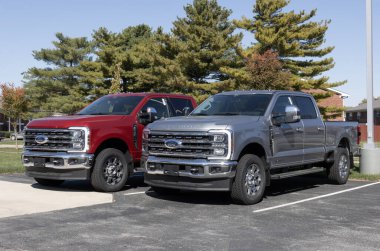 Kokomo - 20 Ekim 2024: Ford F-250 SD SRW 4X4 Ekip Taksisi Lariat. Ford F250 'ye 6.7L Power Stroke V8 Diesel motor sunar. MY:2024