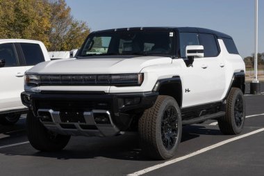Kokomo - 20 Ekim 2024: GMC Hummer 2X EV SUV bir galeride sergilenmektedir. GMC, Hummer SUV 'a 303 mil uzunluğunda bir sürüş alanı sunuyor. MY:2025