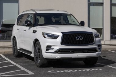 Indianapolis - 20 Ekim 2024: INFINITI QX80 SUV bir galeride sergilenmektedir. INFINITI 400HP 5.6L V8 motorlu QX80 'i sunar. MY:2024