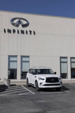Indianapolis - 20 Ekim 2024: INFINITI QX80 SUV bir galeride sergilenmektedir. INFINITI 400HP 5.6L V8 motorlu QX80 'i sunar. MY:2024