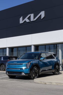 Indianapolis - 20 Ekim 2024: Kia EV9 Arazi Elektrikli Taşıt Sergisi. Kia, EV9 'a 304 mil uzunluğunda bir golf sahası sunuyor. MY:2024