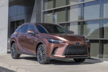Indianapolis - 20 Ekim 2024 Lexus RX 350 sergisi. Fiyatlandırma endişesiyle Lexus, talebi karşılamak için kontörlü araç alıp satıyor. Benim: 2023