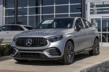 Indianapolis - 20 Ekim 2024 Mercedes AMG GLC 43 4MATIC Coupe sergisi. Mercedes GLC 43 'e 2.0L Turbo 4 silindirli hibrit motor sunuyor. MY:2025