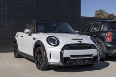Indianapolis - 20 Ekim 2024 MINI Cooper Üstü açılabilir Sergisi. MINI, Cooper Convertible 'e 2.0L 4 silindirli motor teklif ediyor. MY:2024
