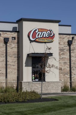 Kuzey Olmsted - 18 Ekim 2024: Raising Cane 's Chicken Fingers restoranı. Raising Cane 's Baton Rouge' da kuruldu..