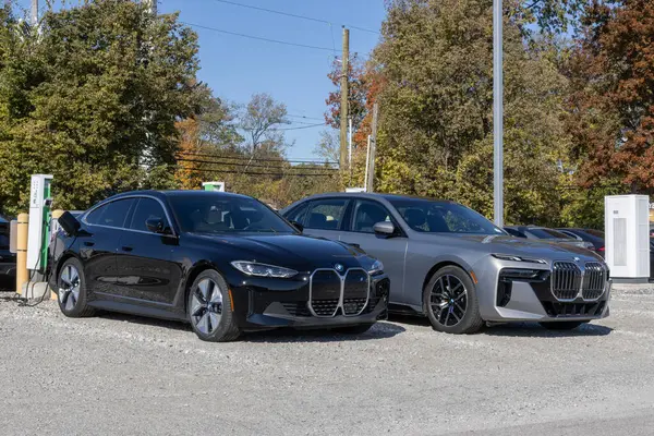 Indianapolis - 20 Ekim 2024: BMW i4 ve i7 bir galerideki elektrikli araç şarj aletinde. BMW gaz, EV, Hybrids ve Plug-In Hybrid araçları sunuyor.